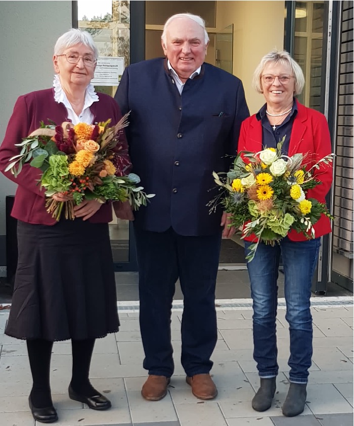 Günther Pfändner bedankte sich bei Margarete Mittelberger und Irene Ellner mit einen  Blumenstrauß für die langjährige Mitarbeit im Diakonieausschuss.